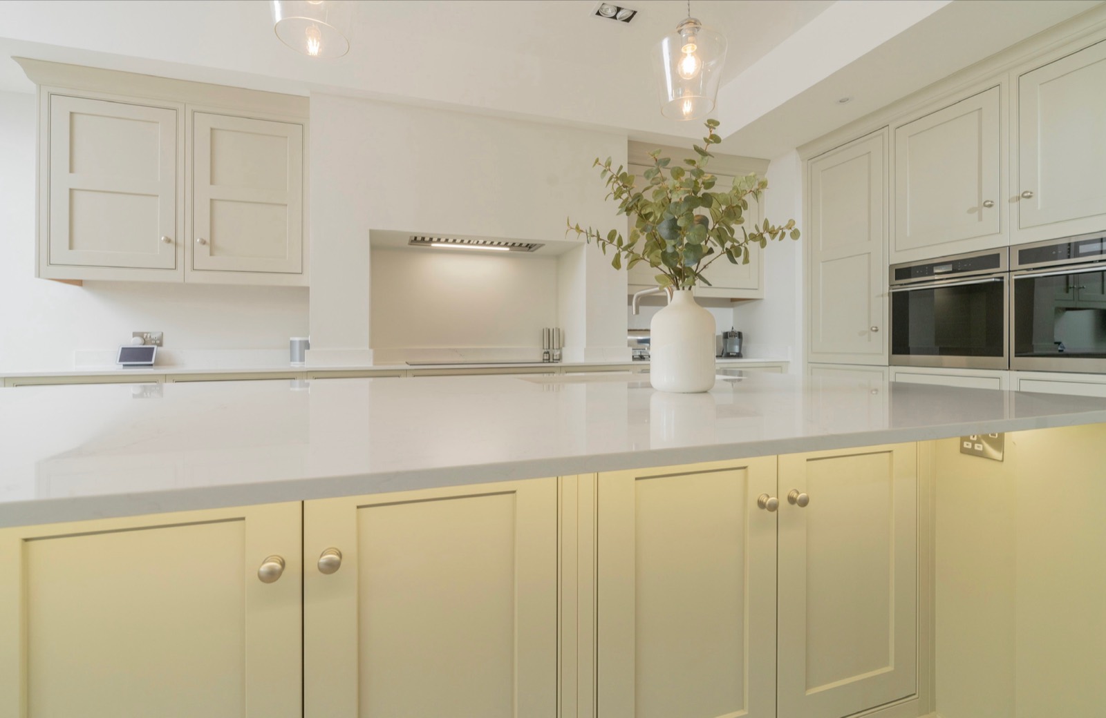 Island and back wall with the extractor